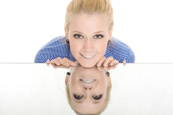 Frau spiegelreflexion lächeln auf weißem hintergrund — Stockfoto