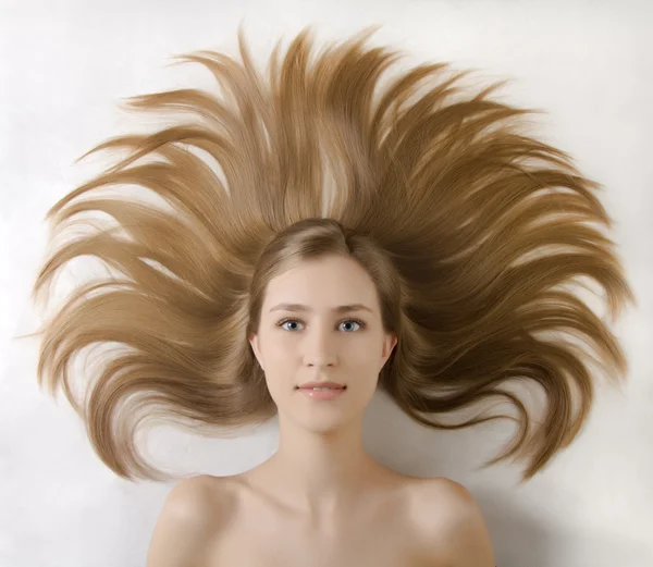 Genç kız portre saç baş çevresinde — Stok fotoğraf