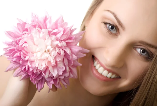 Mulher sorriso bonito com flor isolada — Fotografia de Stock