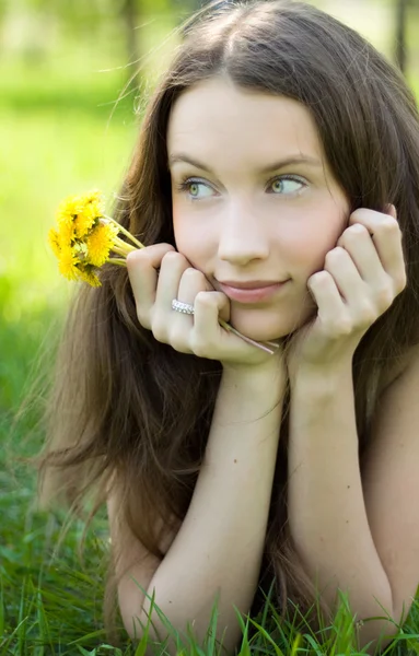 Young beautiful teenager with dandelion bouquet — Stock Photo, Image