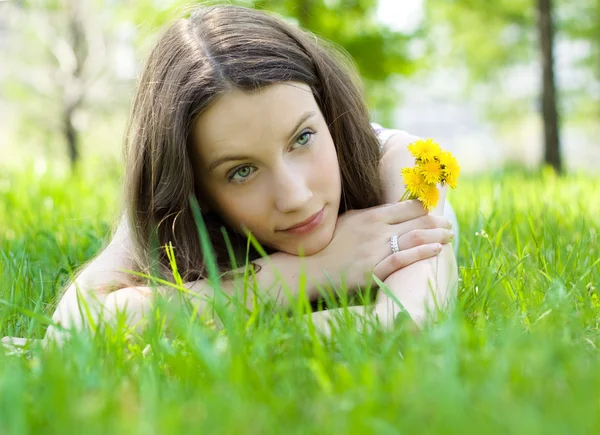 Genç güzel genç kızla bahçede karahindiba — Stok fotoğraf
