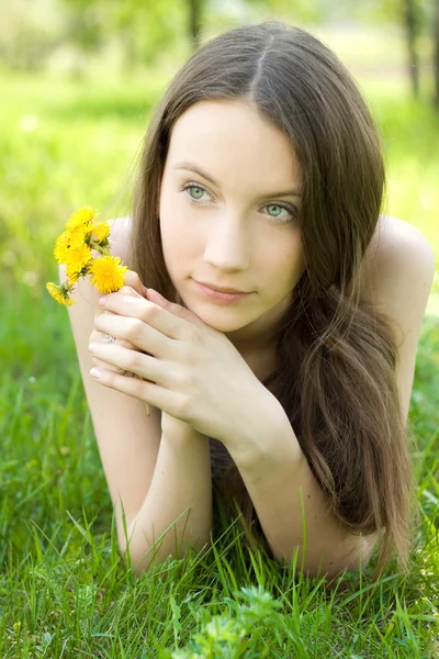 Młody nastolatek piękny z mniszka lekarskiego na trawnik — Zdjęcie stockowe