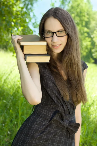 Щаслива молода студентка з книгами в парку — стокове фото