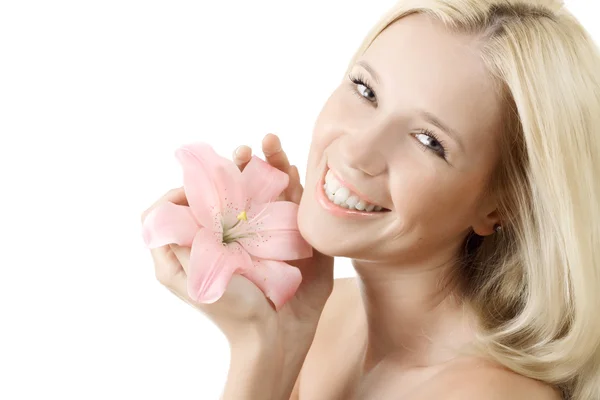 Όμορφη γυναίκα με χαμόγελο ροζ κρίνος που απομονώνονται σε λευκό — Φωτογραφία Αρχείου