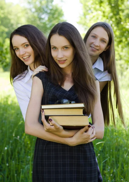 Chica estudiante feliz tres libros en el parque — Foto de Stock