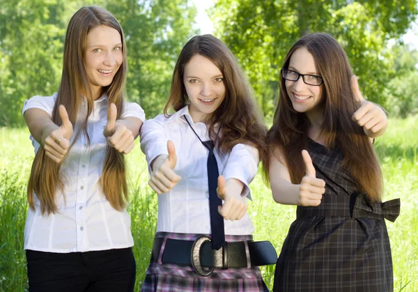 Başparmak-up parkta kızla mutlu üç öğrenci — Stok fotoğraf