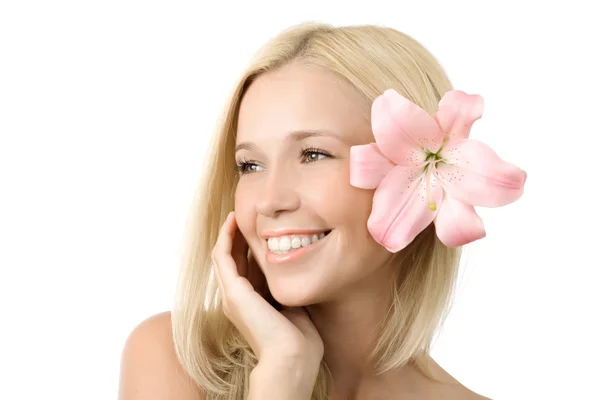 Krásná blondýnka s růžové lilie izolovaných na bílém — Stock fotografie