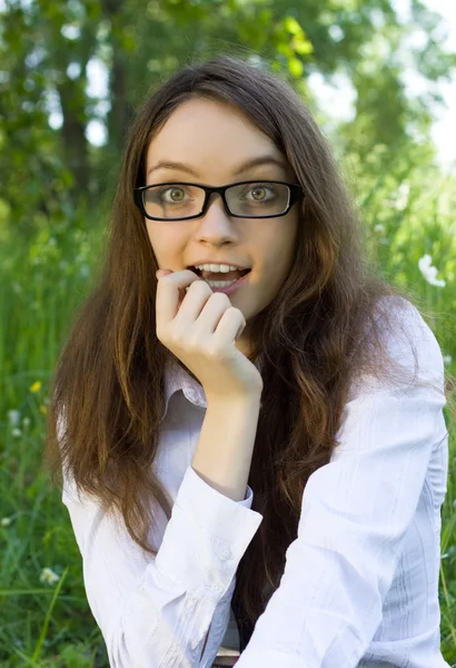 Gyönyörű diák lány a parkban — Stock Fotó
