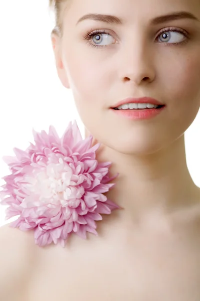 Szép nő, rózsaszín virág, fehér háttér — Stock Fotó