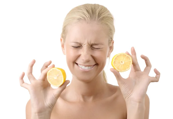 Mooi meisje houdt van een zure citroen geïsoleerd — Stockfoto
