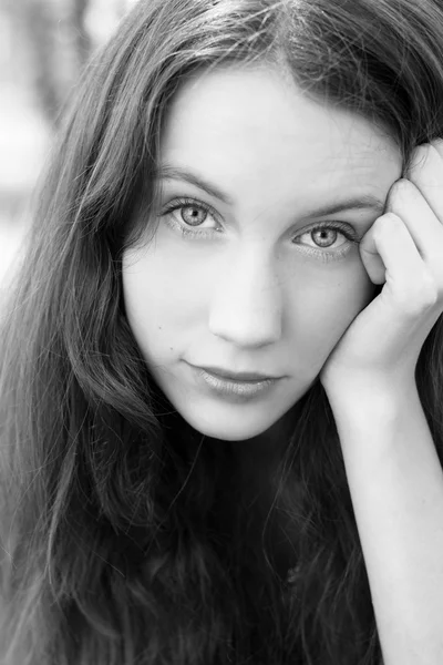 Çekici bir genç kadın bw görüntü portresi — Stok fotoğraf