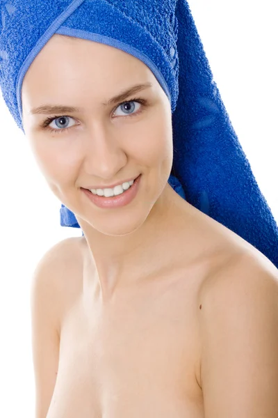 Portrét ženy úsměv zabalený ručník izolovaných na bílém poz — Stock fotografie