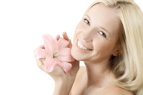Красива блондинка усміхнена жінка з рожевою лілією ізольована на білому — стокове фото