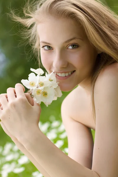 Retrato de muchacha adolescente hermosa con flores blancas en el parque — Foto de Stock