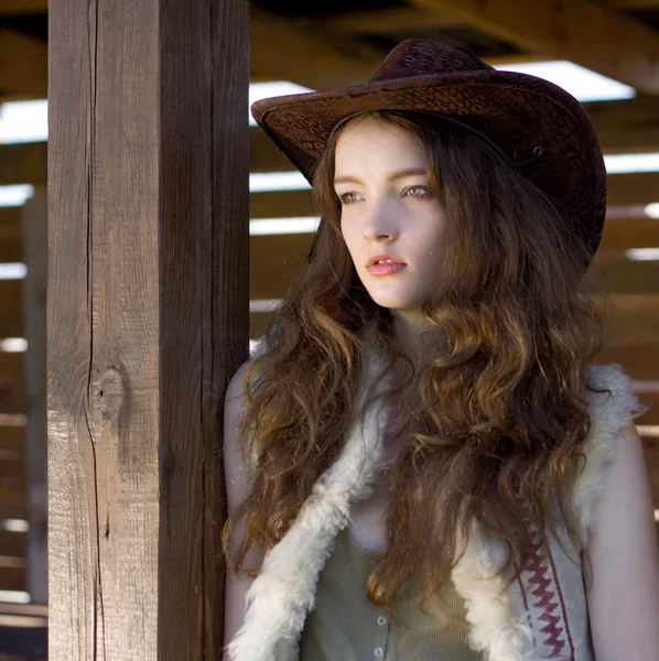 Belle cowgirl en portrait close-up chapeau — Photo