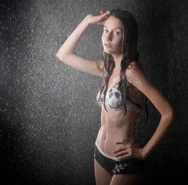 Slim teen girl en studio de l'eau — Photo