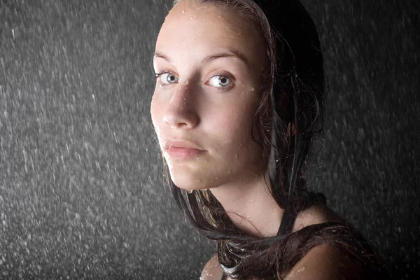 Séduisante teen girl en studio de l'eau se bouchent — Photo
