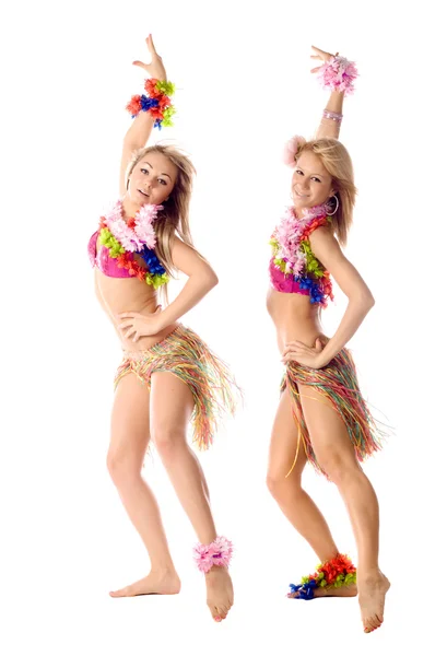 Zwei schöne Tänzerinnen in hawaiian Kostümen isoliert — Stockfoto