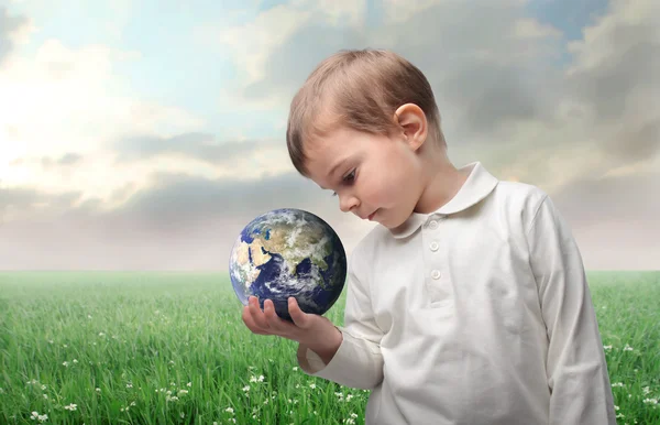 Earth in a hand — Stock Photo, Image