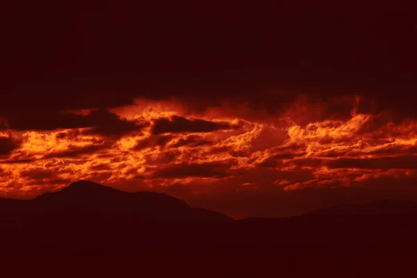Nuages d'orage sombres avec lumière rouge — Photo