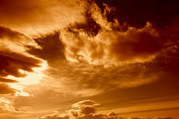 风暴乌云与红色的天空 — 图库照片
