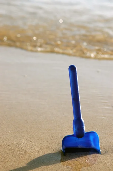 Çocuğun oyuncak maça bir plajda — Stok fotoğraf