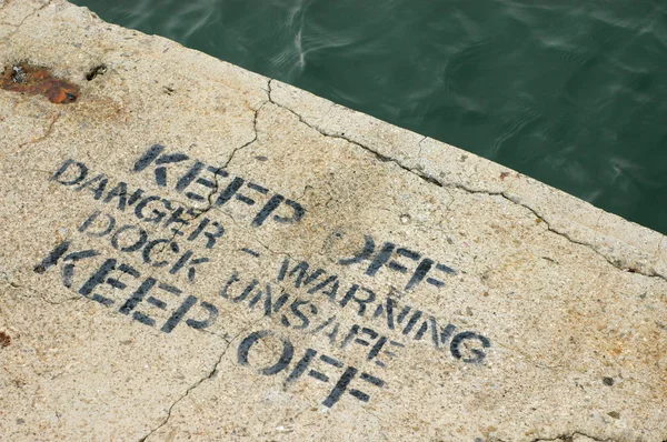 Warnschild auf einem unsicheren Dock — Stockfoto