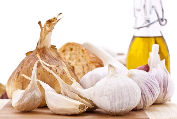 Garlic on chopping board — Stock Photo, Image