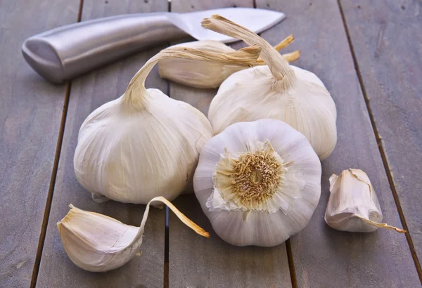 Pisau, bawang putih dan Cutting Board — Stok Foto