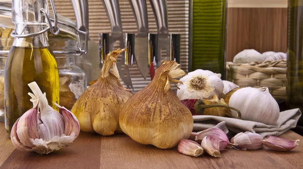 Smoked Garlic Bulbs and Olive oil — Stock Photo, Image