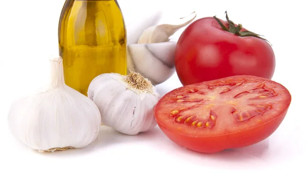 Tomate y ajo sobre blanco — Foto de Stock