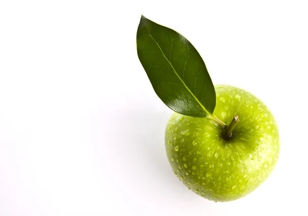 Čerstvé zelené jablko na bílém pozadí — Stock fotografie