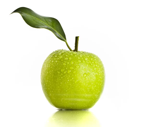 Čerstvé zelené jablko na bílém pozadí — Stock fotografie
