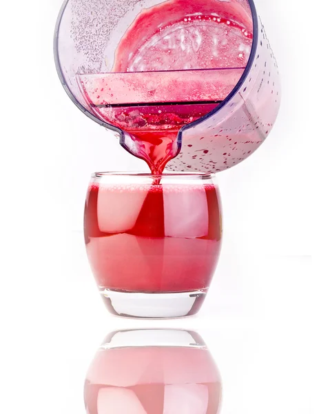 Piros gyümölcsök leve öntött kancsó — Stock Fotó