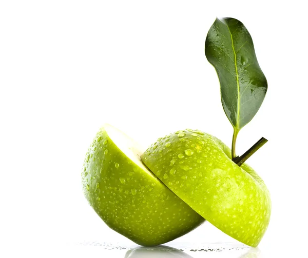 白上的两个绿色苹果 halfs — 图库照片