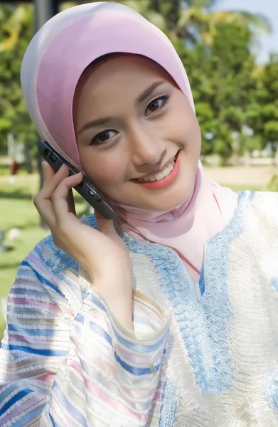 Muslim gadis muda membuat panggilan telepon — Stok Foto