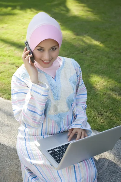 Muslim beautiful girl make a phone call — Stock Photo, Image