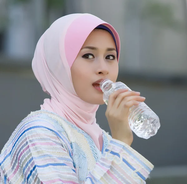 Muslim women are drinking water — Stock Photo, Image