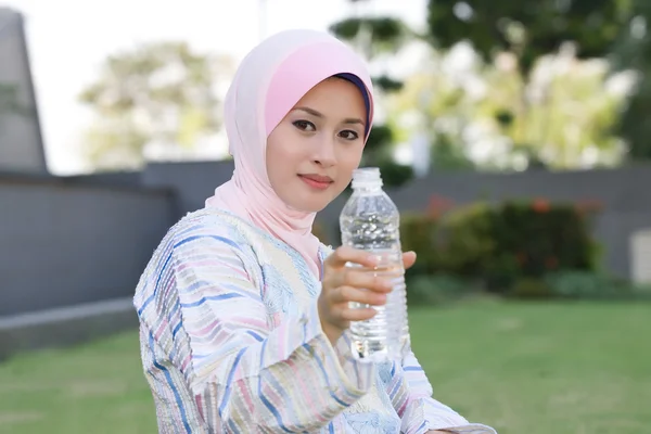 Dricka mineralvatten - bra för hälsan — Stockfoto