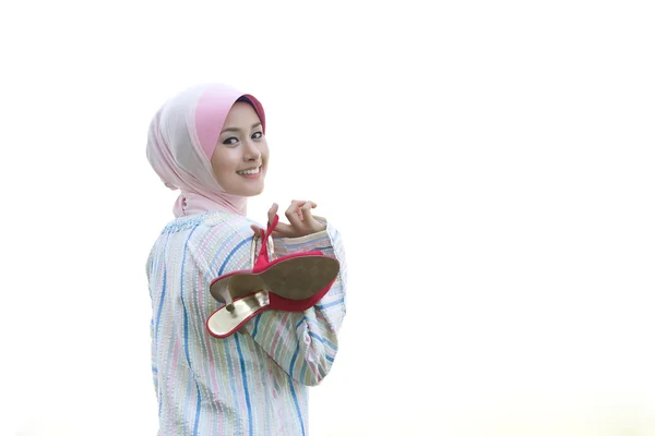 Piękna młoda dziewczyna muzułmańskich prowadzenie czerwone buty — Zdjęcie stockowe