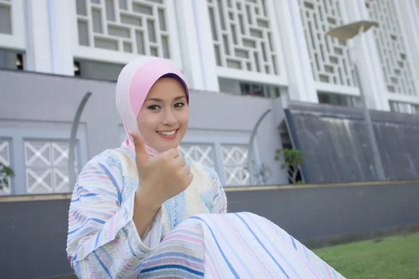 Jovem menina muçulmana com o polegar para cima — Fotografia de Stock