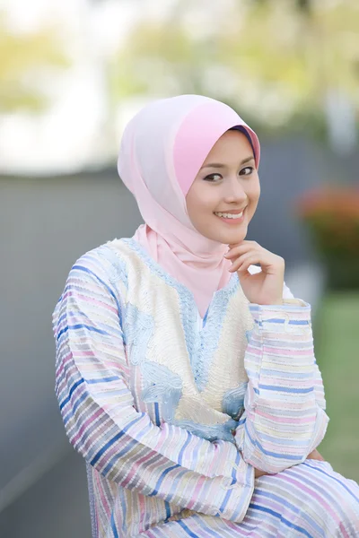 Um sorriso alegre e linda menina muçulmana — Fotografia de Stock