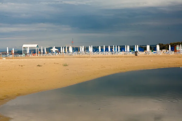 Пляжные зонтики закрыты — стоковое фото