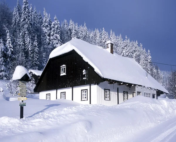 Domek zimą — Zdjęcie stockowe