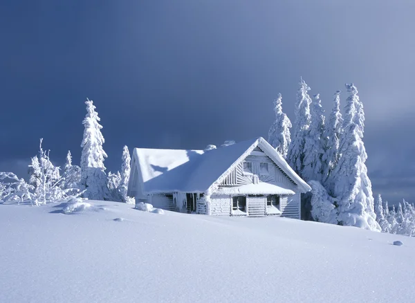 Εξοχική κατοικία στο χειμώνα — Φωτογραφία Αρχείου