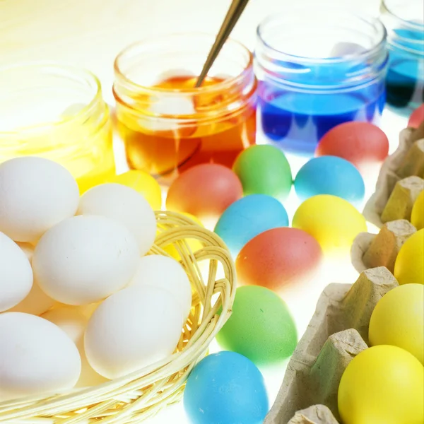 Окраска пасхальных яиц — стоковое фото