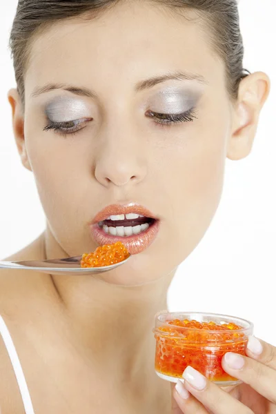 Mujer con caviar rojo — Foto de Stock