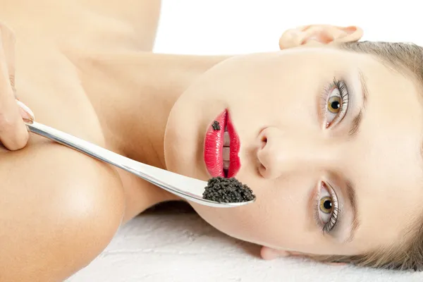 Kvinna med svart kaviar — Stockfoto