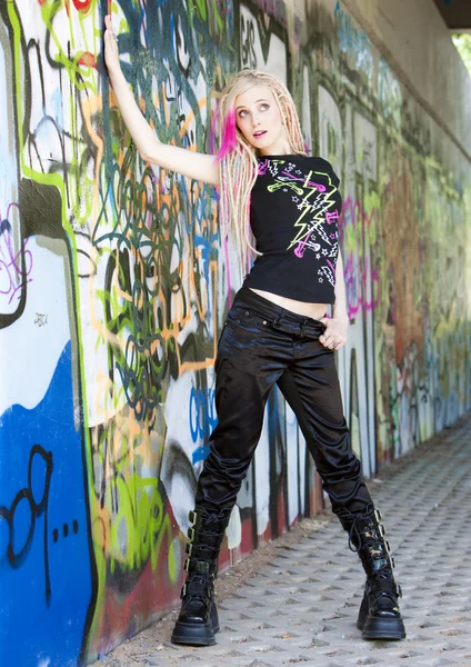 Frau an Graffiti-Wand — Stockfoto