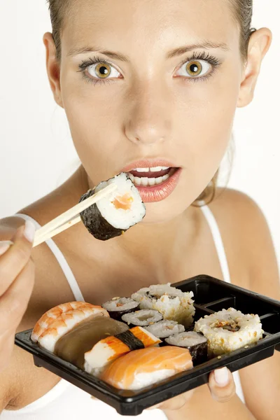 寿司を持つ女性 — ストック写真